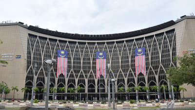 Tre väldiga malaysiska flaggor utanför byggnaden som inhyser finansministeriet i Putrajaya.
