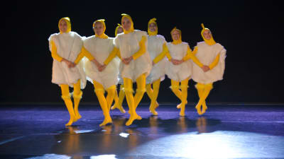 Pienten kananpoikien tanssi. MinimiDancers, en tävlingsgrupp från Musikinstitutet Arkipelag