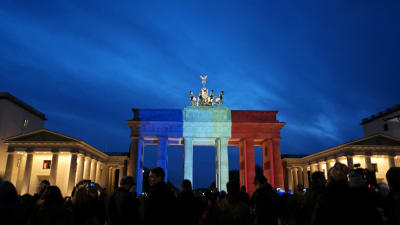 Brandenbruger Tor i Berlin dagen efter terrordåden i Paris.