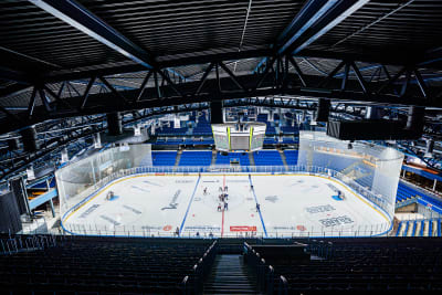Bild på Kiekko-Espoos arena från högsta raden.