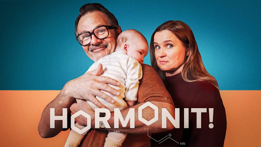 Hormonit-sarjan phenkilt vauvan kanssa.