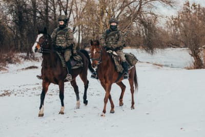 Polska gränsbevakningen patrullerar till häst vid gränsen mot Belarus.