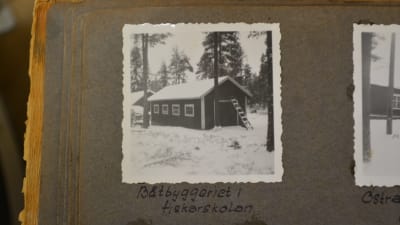 svartvitt fotografi från album. Båtbyggeriet i fiskarskolan
