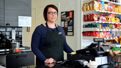 Katja Pöllänen jobbar på caféet Pumppaamo i Kerko i Borgå.