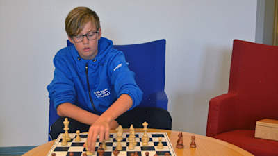 Viktor Kulmala spelar schack.
