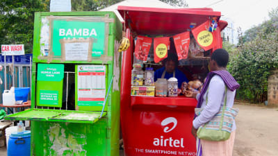 En kioksförsäljare och en kund i Nairobi