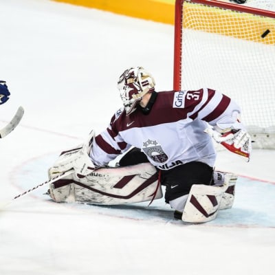Loui Eriksson tekee maalin Latviaa vastaan.