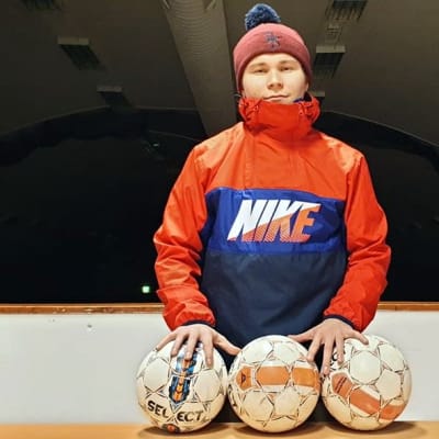 Jesse Taivalantti Juvan Kisasta jalkapallojen kanssa.