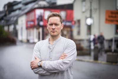 Journalisten Aðalsteinn Kjartansson står utomhus och tittar in i kameran.