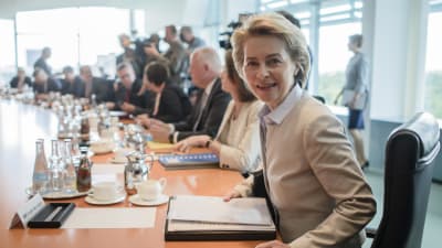Den tyska försvarsministern Ursula von der Leyen sätter sig vid den tyska regeringens möte, där beslut fattades om att dra tillbaka trupperna från Incirlik i Turkiet.