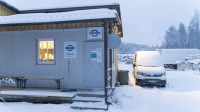 En vit byggnad där man går in till ett paketombud i Karis.