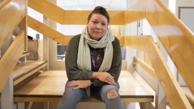 En kvinnan sitter i en trappa, hon heter Alexandra Ekholm.