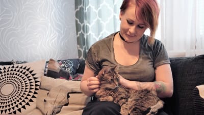 Isa Muotio med katten Felicia.