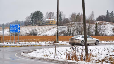 Bil kör i korsning