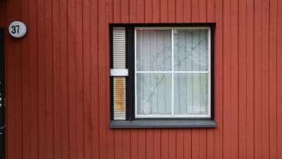 ett fönster och en faluröd vägg