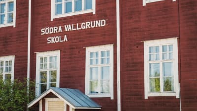 Södra Vallgrund skolanin etupuoli jossa lukee koulun nimi.