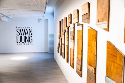Namnet Kokoelma Swanljung Samlingen står präntat på en vägg intill konstverk