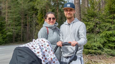 Chira Westerlund och Rasmus Stenberg promenerar med barnvagn.