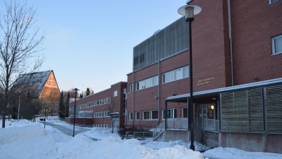 Bild av Anttilan koulu och kyrkan i Lojo i bakgrunden.