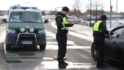 Rajavartiolaitos suorittaa rajatarkastuksia Torniossa
