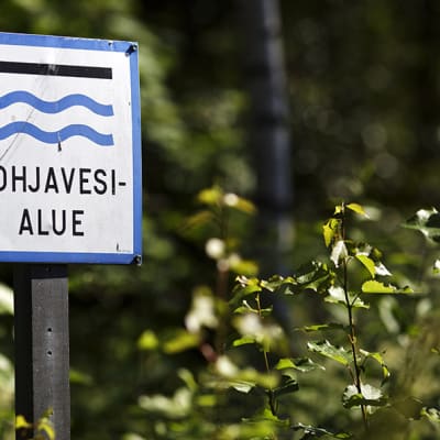 Pohjavesialueen kyltti Viherkummun siirtolapuutarha-alueen reunalla Vantaalla 17. heinäkuuta 2014.