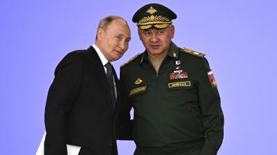 Sergej Sjojgu (till höger) tillsammans med president Vladimir Putin vid öppningen av ett militärt forum i augusti 2022.