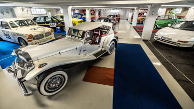 Bilar utställda på ett bilmuseum