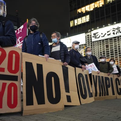Japaner som demonstrerar mot planerna att arrangera OS i Tokyo.
