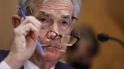 Hög inflation. FED-chefen Jerome Powell hotar med ytterligare räntehöjningar.