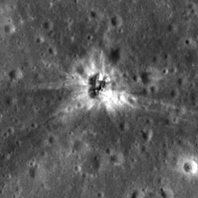 Soikiomainen kraateri ja siitä leviävät säteet Kuun pinnalla. 