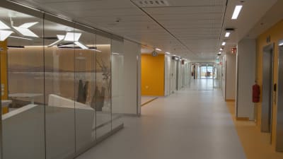 Färggranna sjukhuskorridorer i det nya Fyrsjukhuset i Åbo.