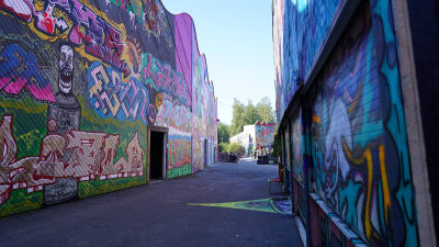 Väggar med graffiti.