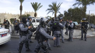 Kravallpolis bevakar östra Jerusalem efter en knivattack