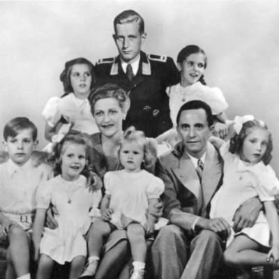Joseph ja Magda Goebbels perhepotretissa kuuden lapsensa kanssa (Helga, Hildegard, Helmut, Hedwig, Holdine ja Heidrun). Taustalla keskellä Harald Quandt.
