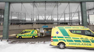 Två ambulansbilar framför Lapplands centralsjukhus. 