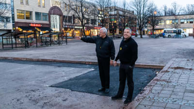 Harri Blomberg och Hans Johansson på Borgå torg.