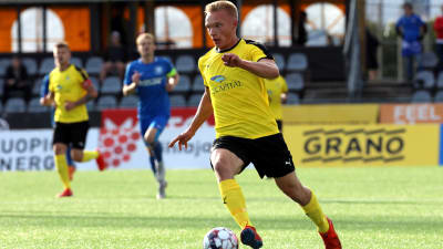 KuPS-spelaren Ilmari Niskanen avancerar med bollen.