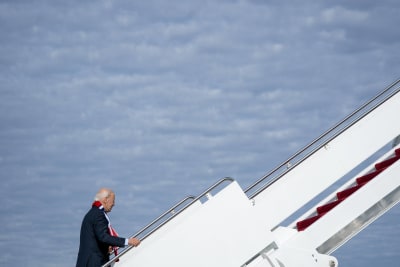 USA:s president Joe Biden på väg ombord på Airforce One i december 2022