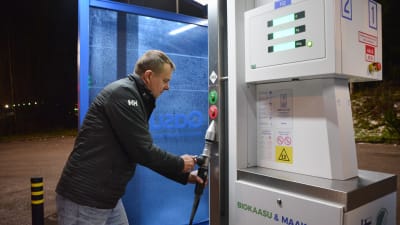 Man tankar gas i Borgå