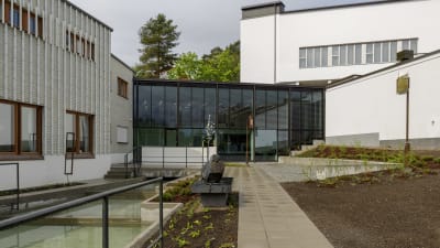 Aalto2 -museokeskus ulkoapäin. Kuvassa näkyy lasitettu väliosio, joka yhdistää museokeskuksen museot yhteen.