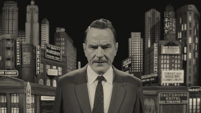 Svartvit närbild på en mustaschprydd Bryan Cranston stående mellan kulisser föreställande en stad. 