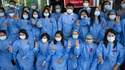 Terveydenhoitohenkilökunta tekee kolmen sormen tervehdyksen helmikuussa Yangonissa.