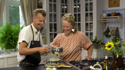 Mies ja nainen keittiössä