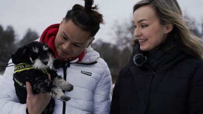 Ishockeyspelaren Don Lindgren med sin flickvän Johanna Broms. De har en hund i famnen.