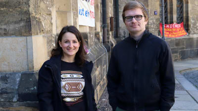 Daniela Schulze och Christian Bollert står utanför kyrkan Nikolaikirche i Leipzig