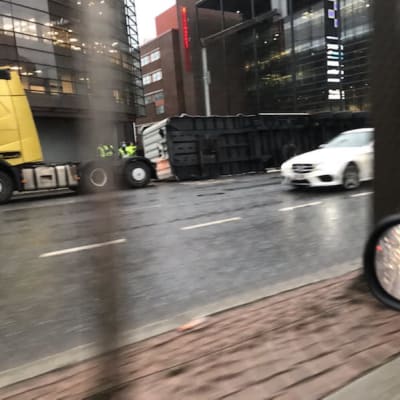 Rekan perävaunu on kaatunut autotielle Helsingin Ruoholahdessa.
