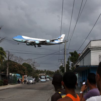 Yhdysvaltain presidentin Air Force One -lentokone lentää matalalla Havannan ylitse lähestyessään kaupungin lentokenttää.