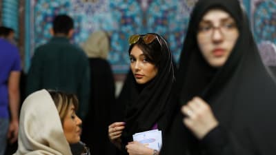 Iranska kvinnor med olika typers slöjor