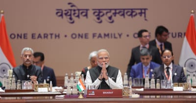 Indiens premiärminister Narendra Modi sitter vid ett mötesbord.