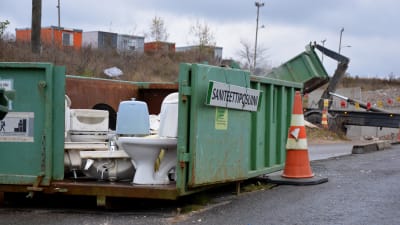 Wc-stolar som ska återvinnas som material för tegel.